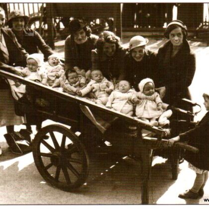 carte postale noir et blanc baby boom