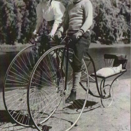 carte postale noir et blanc bicycle made for three