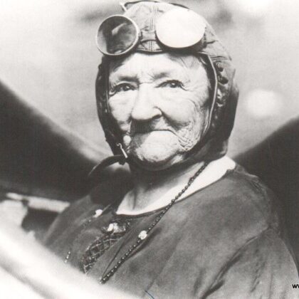 carte postale noir et blanc granny pilot