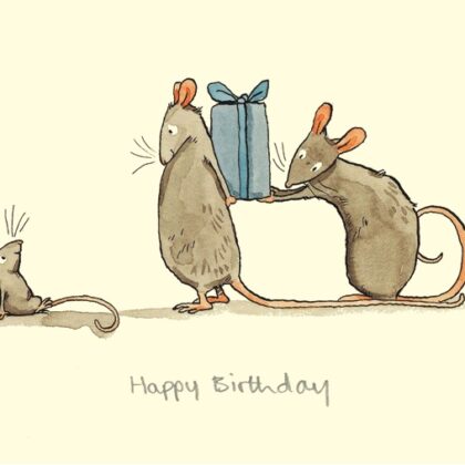 Carte d'anniversaire avec texte en anglais représentant 2 souris adultes cachant un cadeau d'anniversaire pour une souris enfant