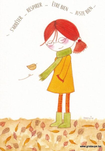carte postale illustrée et éditée par amandine collart illustratrice sous le nom les petites choses d'amandine représentant une jeune fille dans les feuilles d'automne