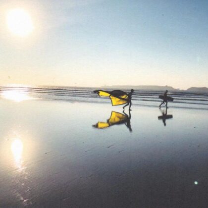 carte postale photo représentant un surfeur sur la plage