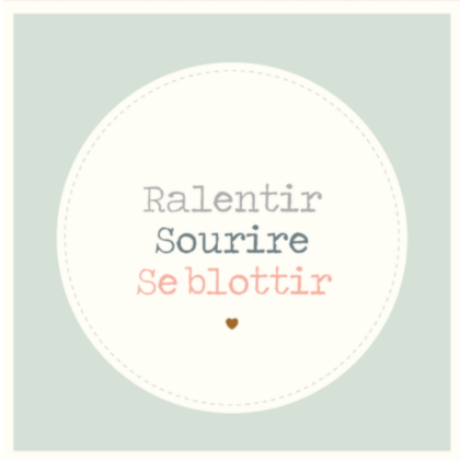 carte postale illustrée par jolis lundis texte: ralentir, sourire, se blottir sur fond vert de gris