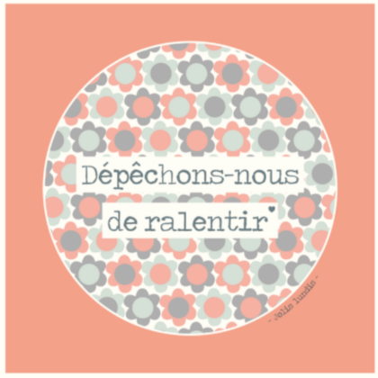 carte postale jolis lundis texte: dépêchons nous de ralentir sur fond rose orangé