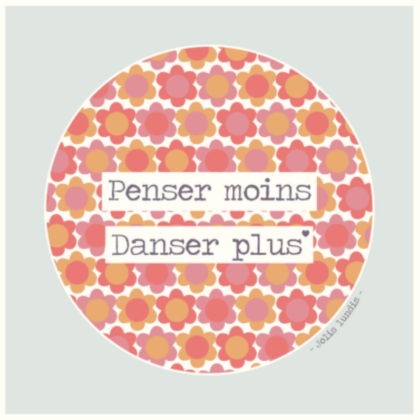carte postale illustrée par jolis lundis texte: penser moins et danser plus sur fond vert clair