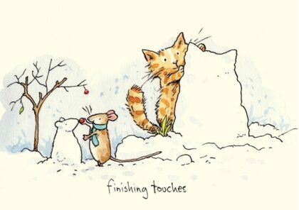carte postale illustrée par anita jeram représentant un chat et une souris faisant un bonhomme de neige