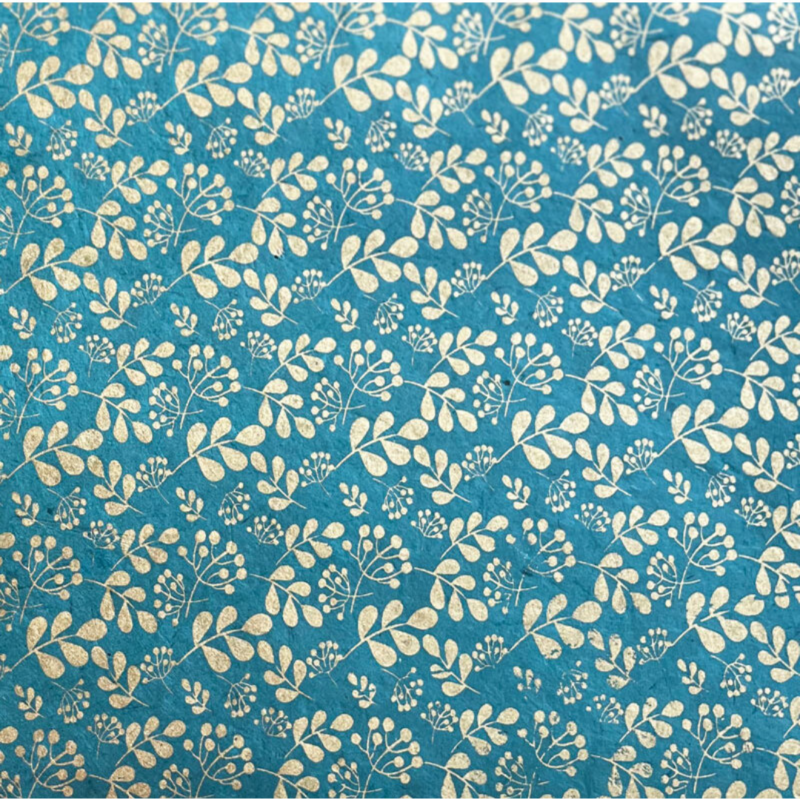 feuille de papier lokta fabriqué à la main au népal avec un motif de fleur or sur bleu