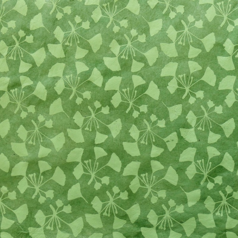 feuille de papier lokta fabriquée au népal avec un motif de gingko vert clair sur vert