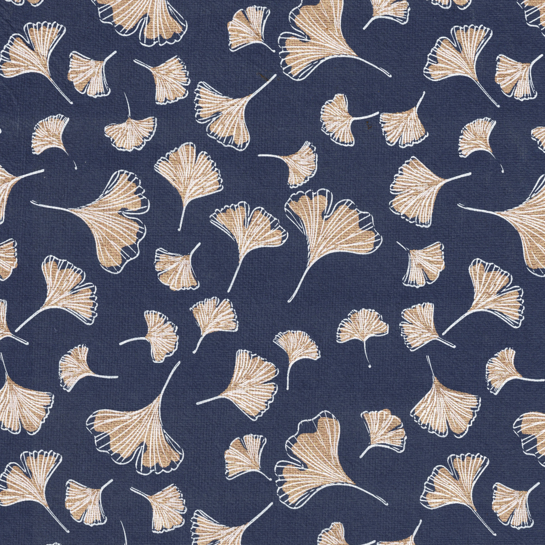 Feuille de papier au motif de gingko bleu et or Pattern of pale gold ginkgo leaves scattered on a navy blue background, a decorative textile design.