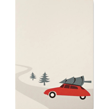 carte postale illustrée par pleased to meet motif d'une voiture avec un sapin sur le toit qui grimpe une montagne enneigée